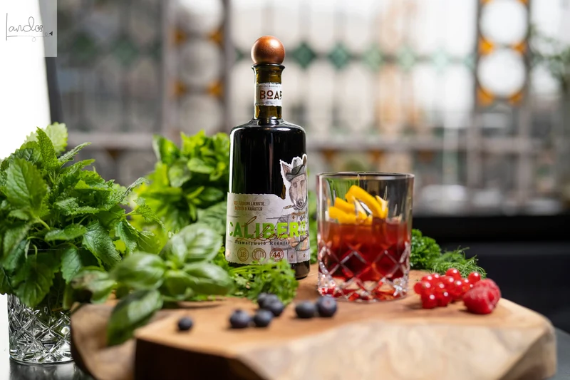 Caliber1844 - Schwarzwald Gin-Likör mit Beeren & Kräutern
