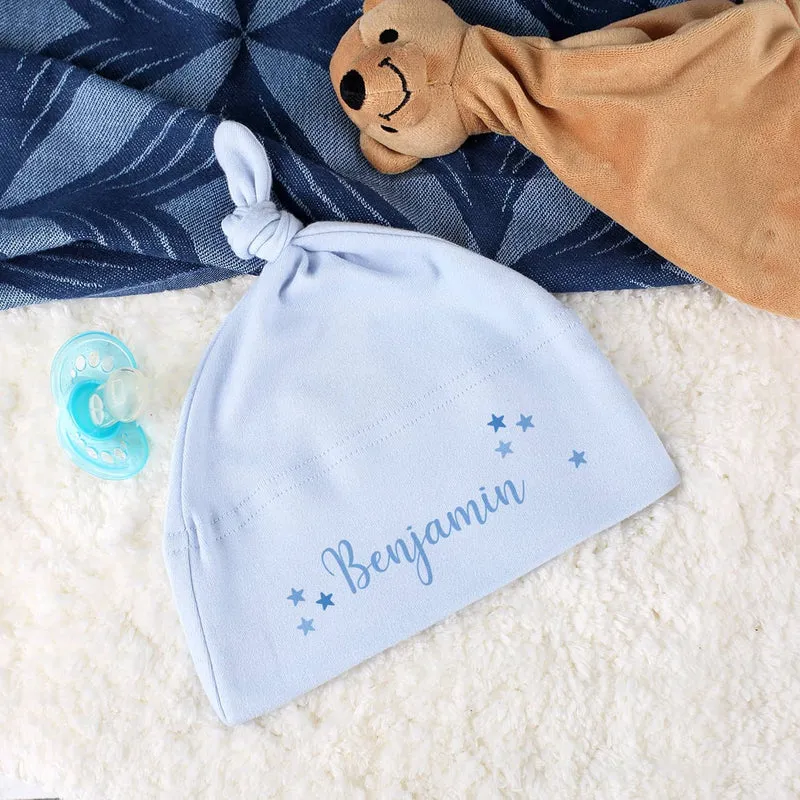 Hellblaue Babymütze mit Name und Sternen