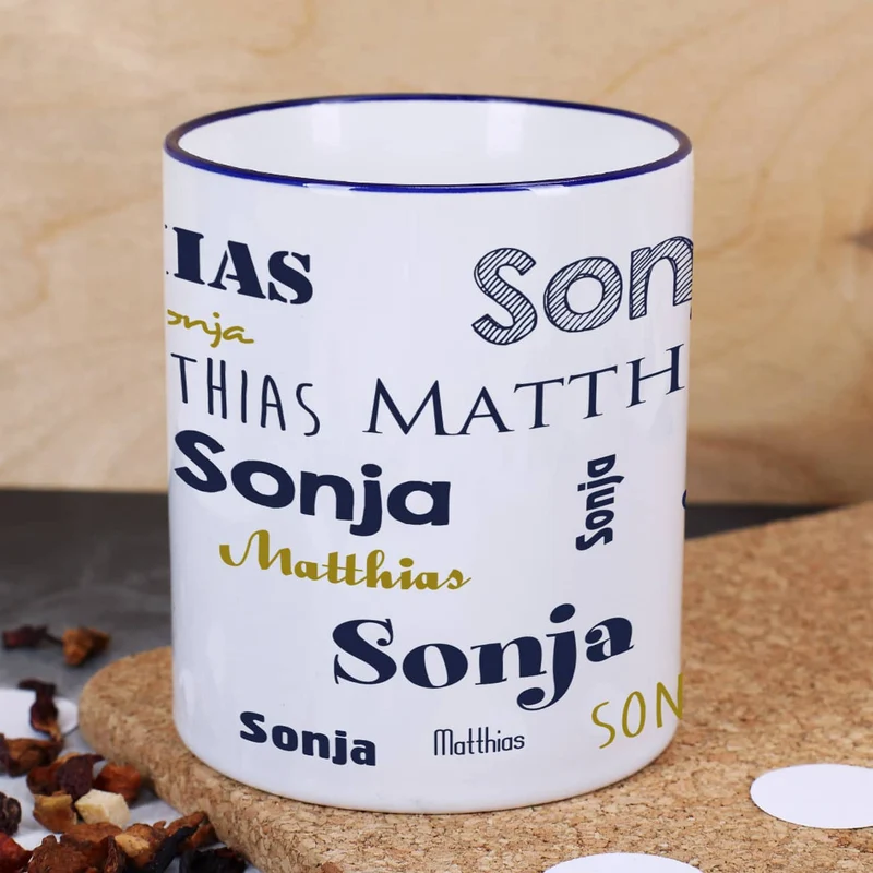 Tasse mit zwei Namen in verschiedenen Schriftarten