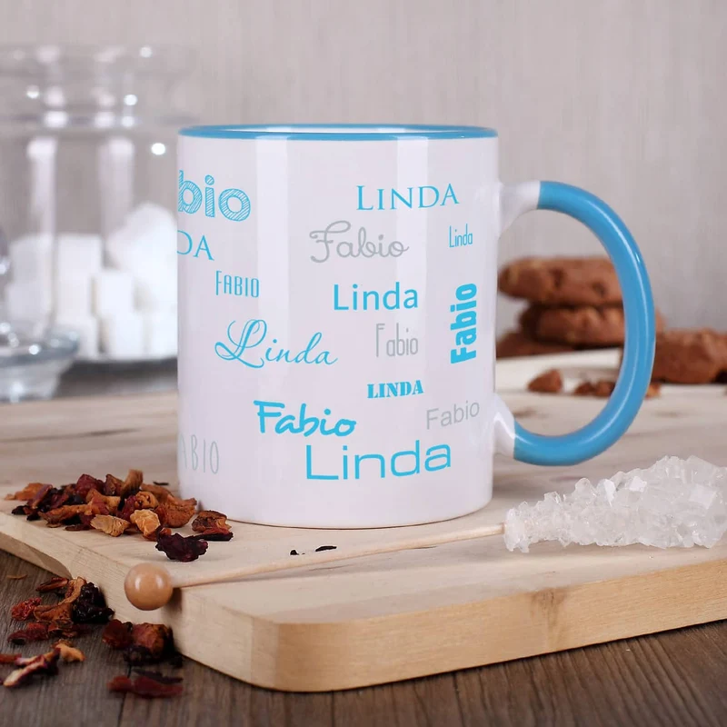 Tasse mit zwei Namen in verschiedenen Schriftarten