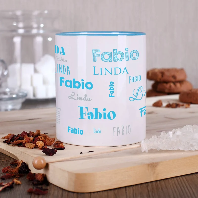 Tasse mit zwei Namen in verschiedenen Schriftarten