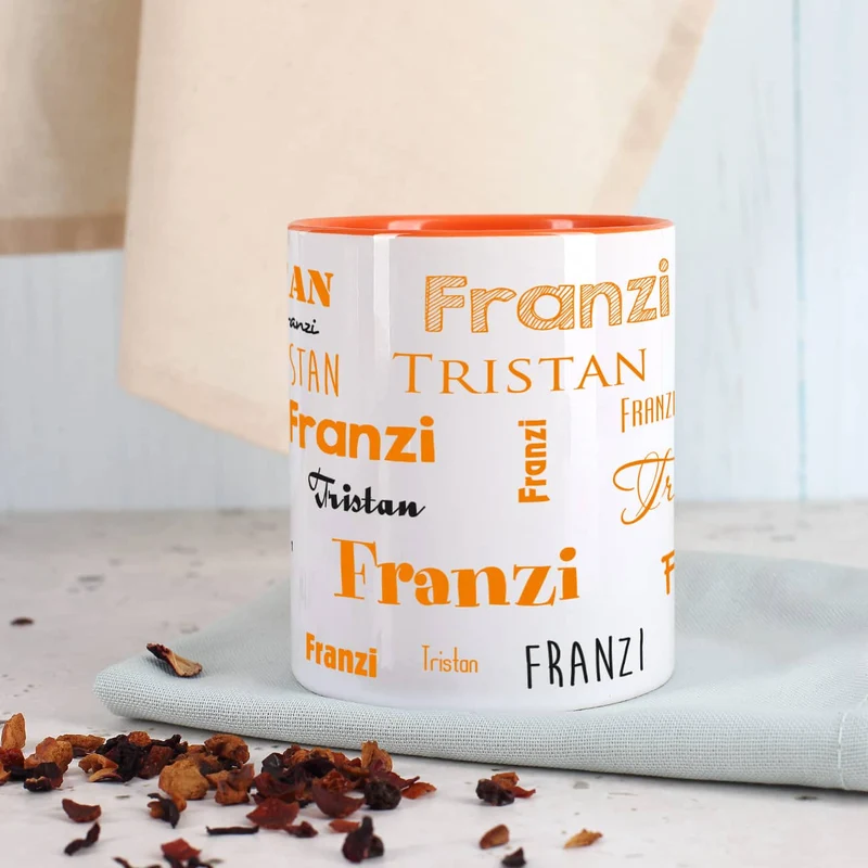 Tasse mit zwei Namen in verschiedenen Schriftarten