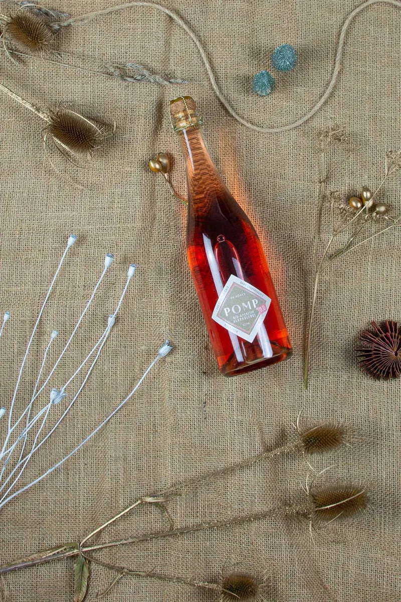 Gourmet Weihnachts­geschenk Set Rosé alkoholfrei mit Gläsern „Frohe Weihnachten“