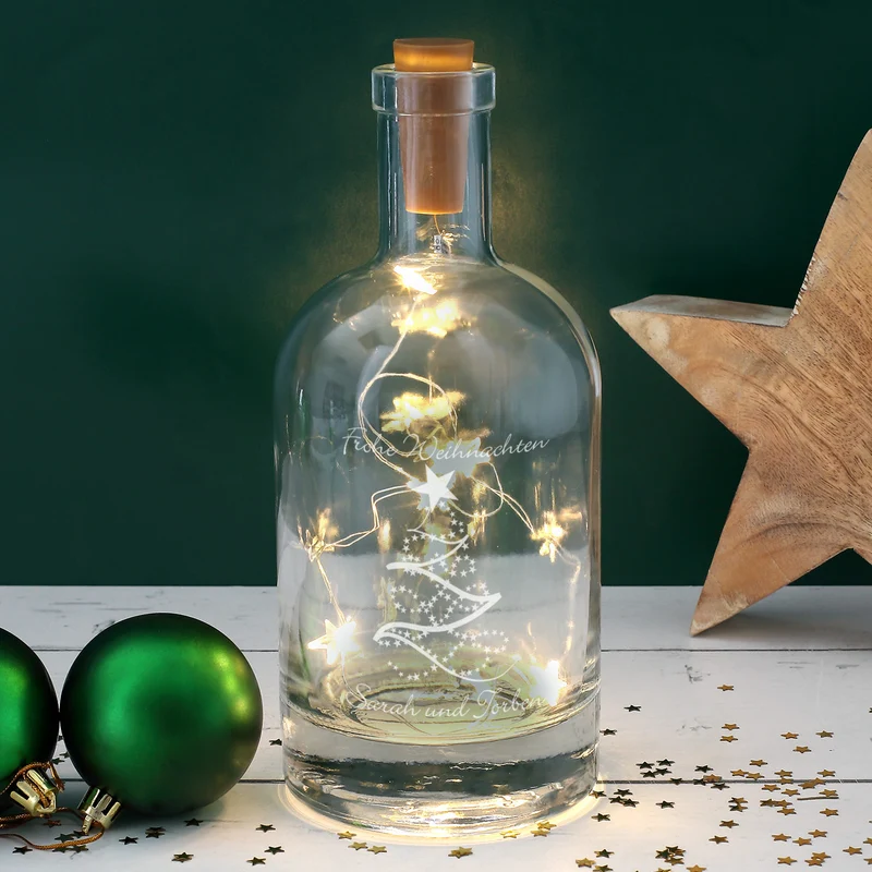Beleuchtete Karaffe zu Weihnachten mit Tannenbaum und Ihrem Wunschtext graviert