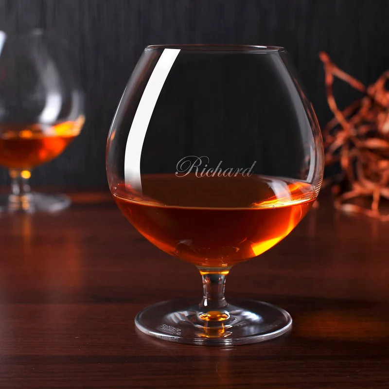 Graviertes Weinbrandglas mit eleganter Gravur