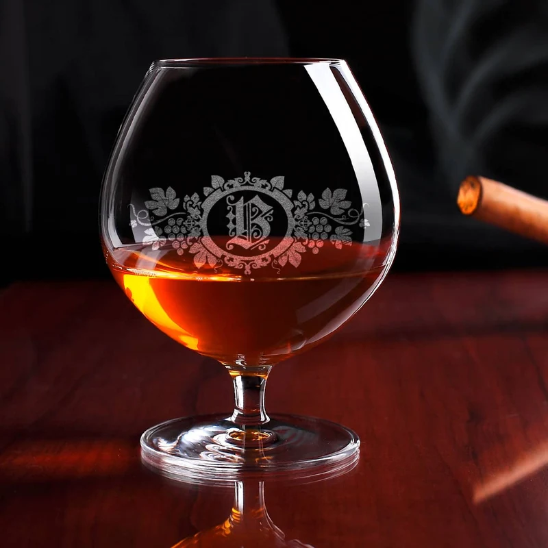 Gravierter Cognacschwenker mit Weinrebe und Initiale