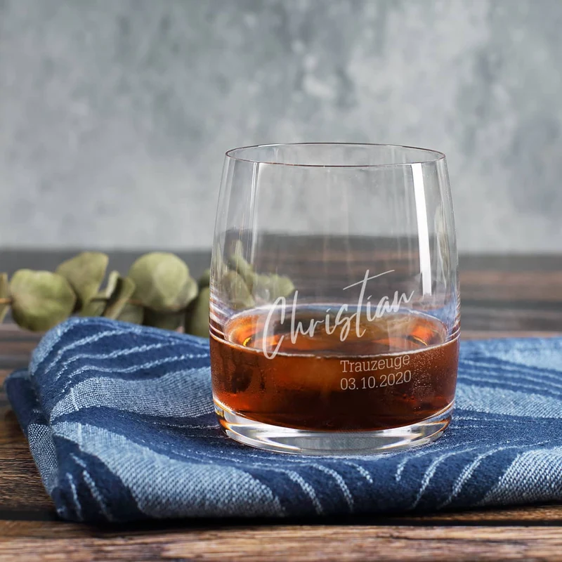 Modernes Whiskeyglas mit Wunschtexten - zum Geburtstag, Vatertag, für Trauzeugen