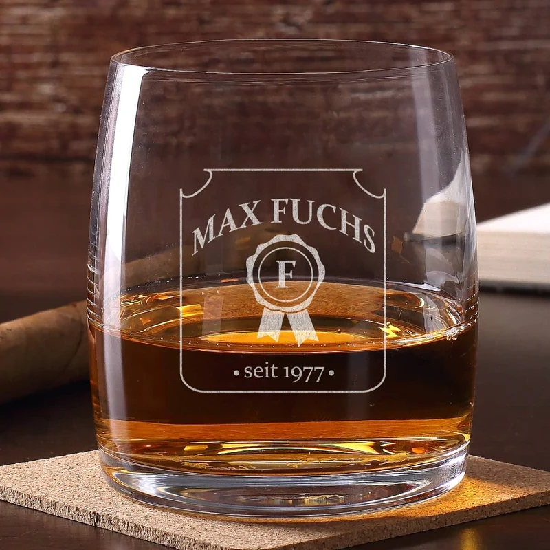 graviertes Whiskyglas Siegel mit Name, Initial und Geburtsjahr