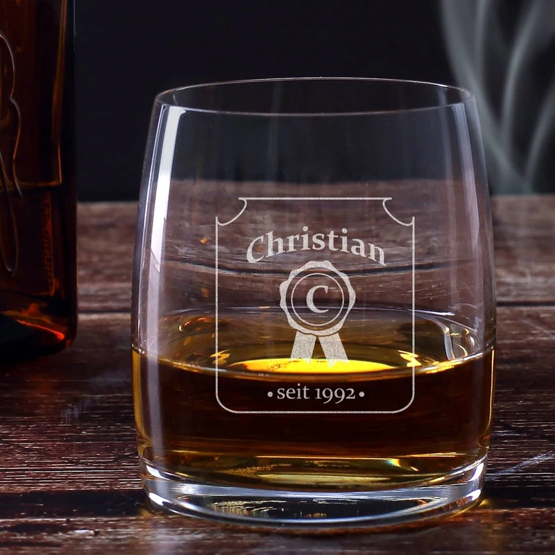 graviertes Whiskyglas Siegel mit Name, Initial und Geburtsjahr