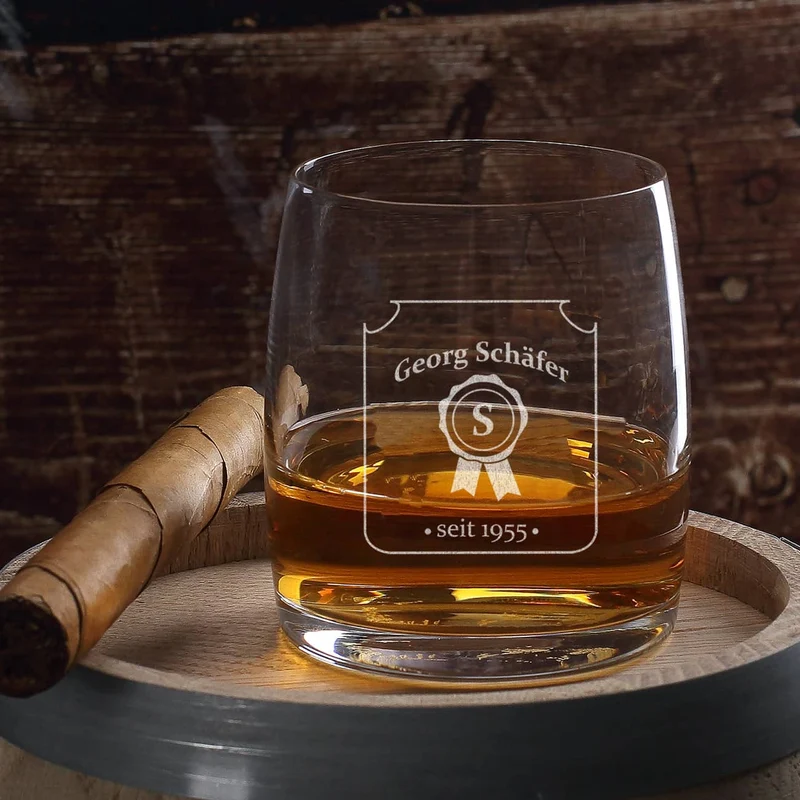 graviertes Whiskyglas Siegel mit Name, Initial und Geburtsjahr