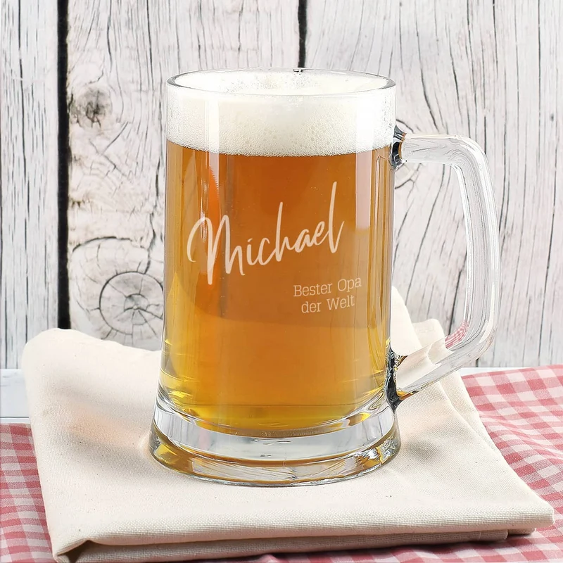 Gravierter Glasbierkrug mit Ihren Wunschtexten im modernen Design