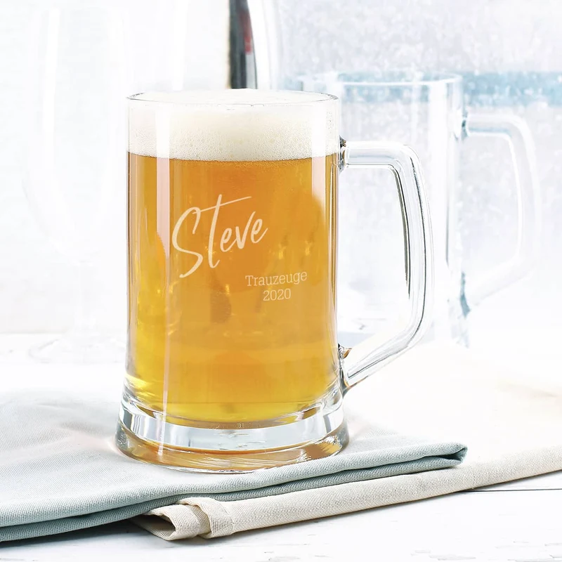 Gravierter Glasbierkrug mit Ihren Wunschtexten im modernen Design