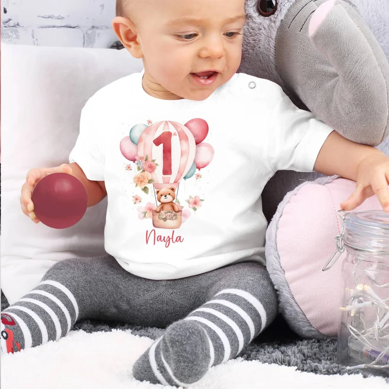 Geburtstagshirt Baby mit großer 1, Teddy im Heißluftballon, Blumen und Name