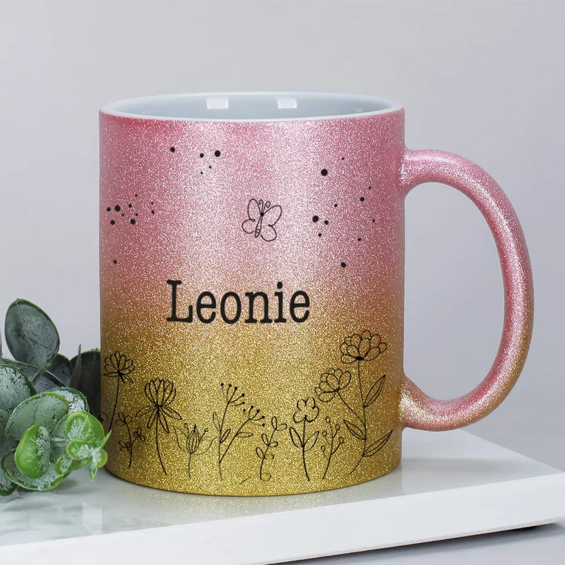 Glitzertasse mit Blumenwiese und Ihrem Wunschnamen bedruckt