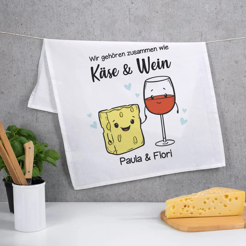 Wir gehören zusammen wie Käse & Wein - Geschirrtuch mit Ihren Wunschnamen