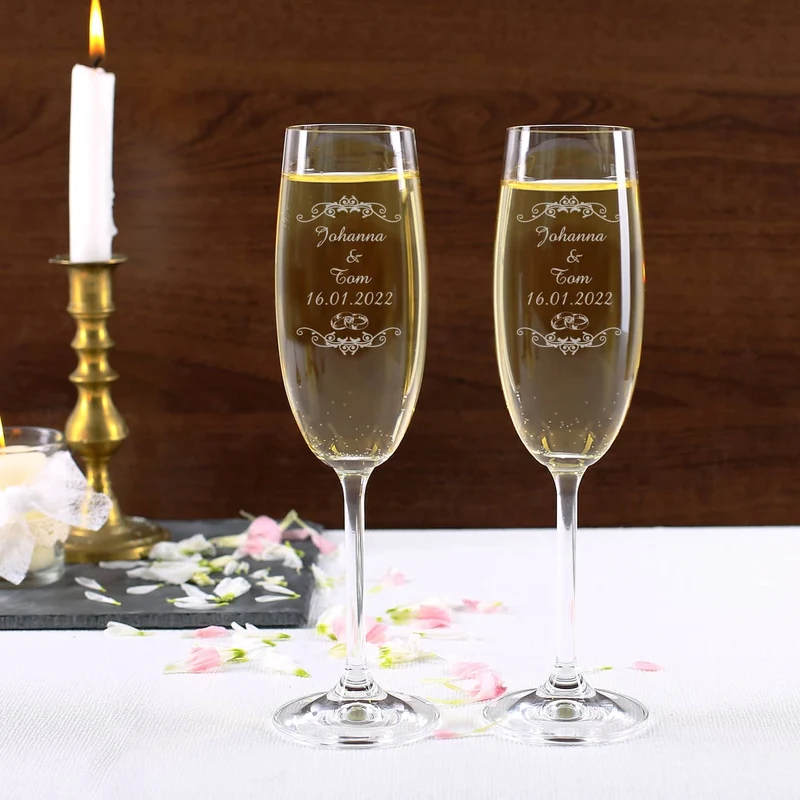 2 gravierte Sektgläser zur Hochzeit mit Name von Braut und Bräutigam sowie Datum