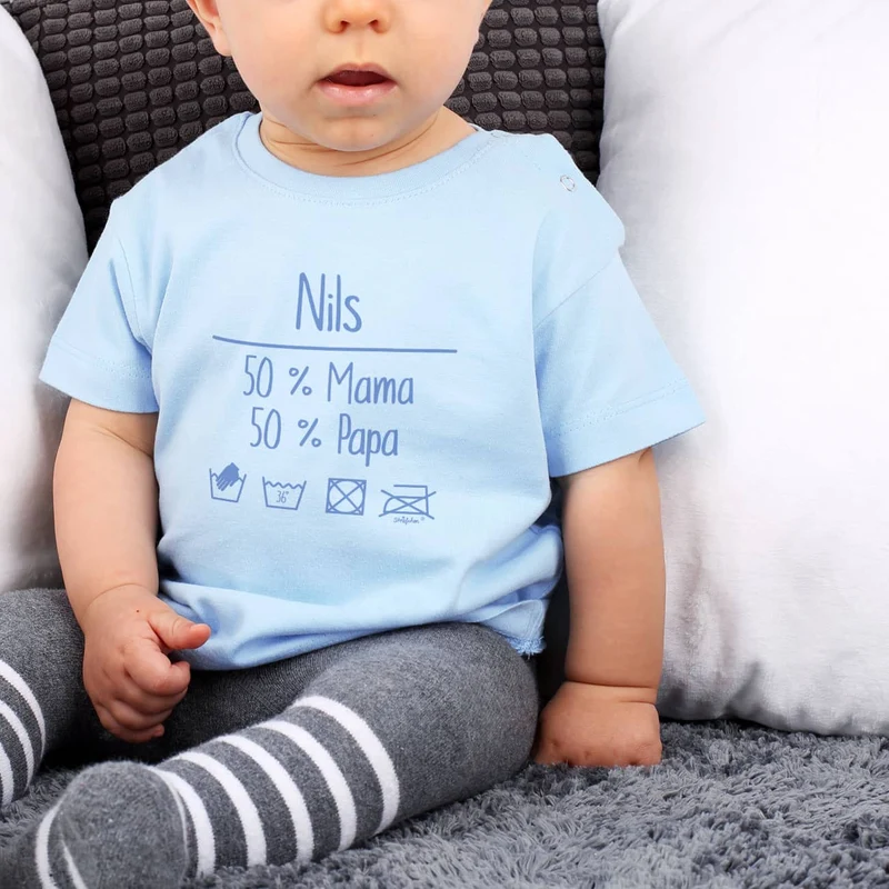 Babyshirt in blau mit Name und lustiger Waschanleitung