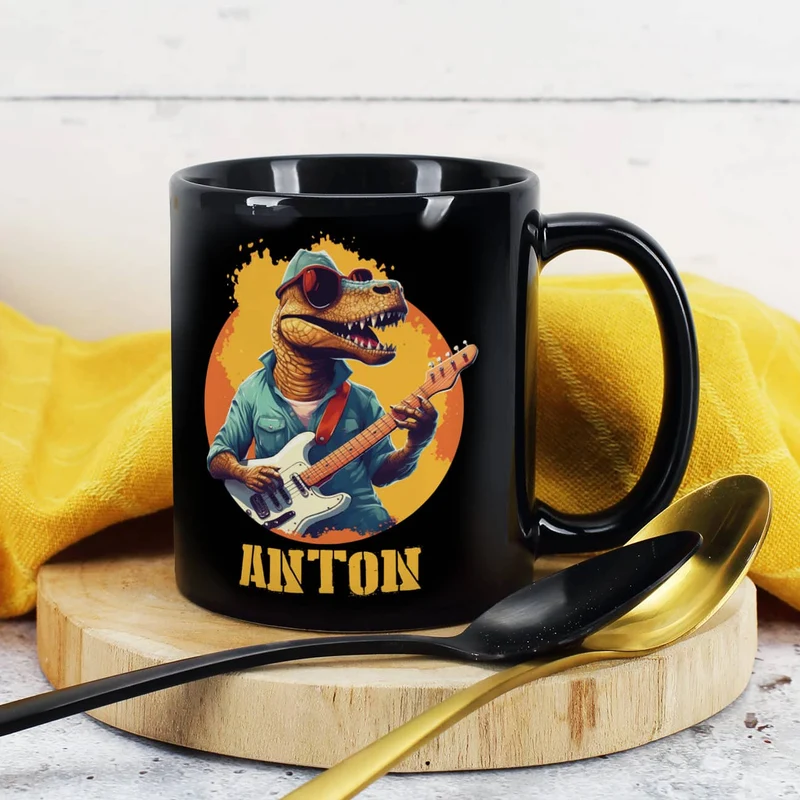 Coole Tasse in schwarz mit Crazy-Dinos und Ihrem Wunschnamen bedruckt