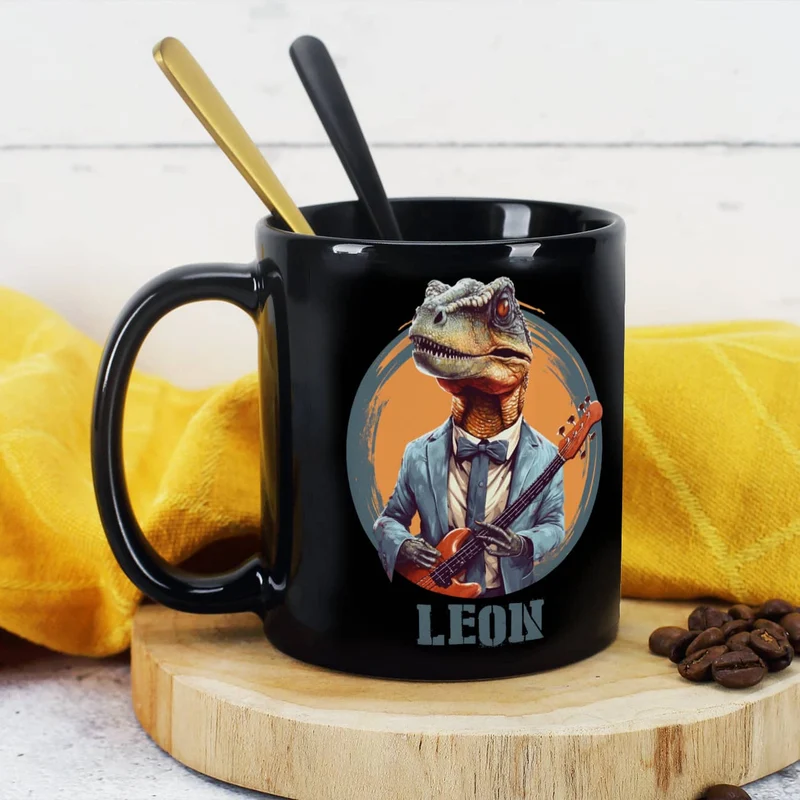 Coole Tasse in schwarz mit Crazy-Dinos und Ihrem Wunschnamen bedruckt