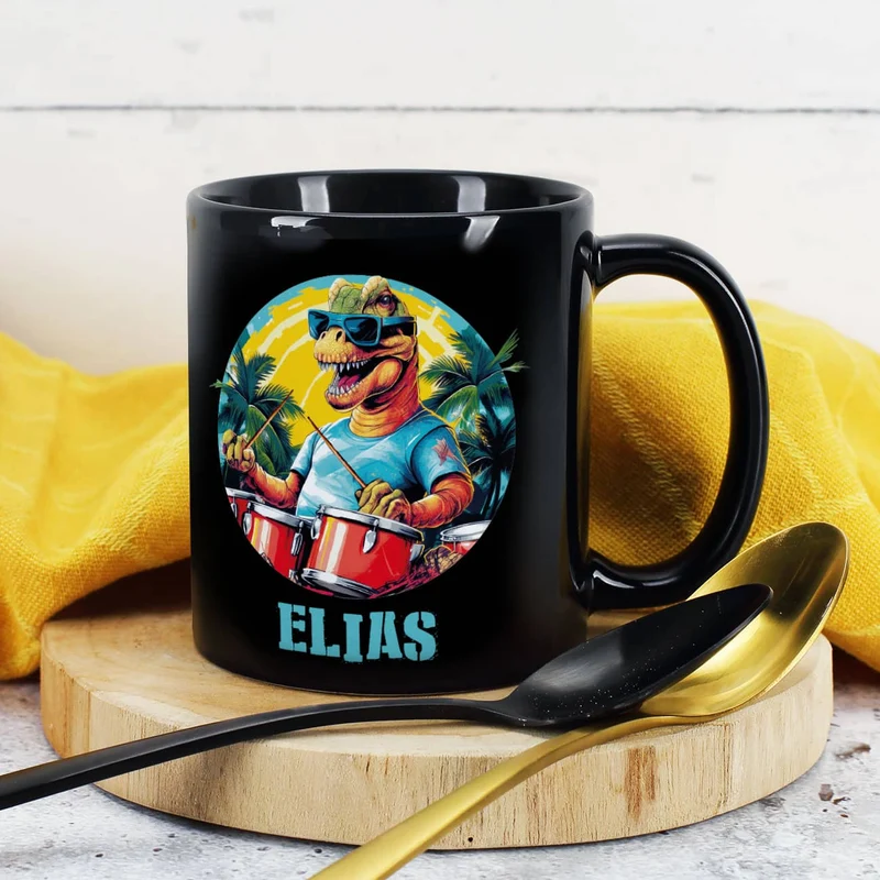 Coole Tasse in schwarz mit Crazy-Dinos und Ihrem Wunschnamen bedruckt