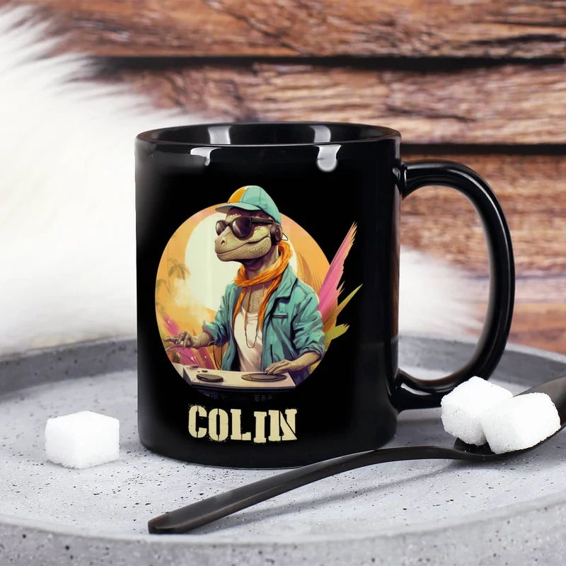 Coole Tasse in schwarz mit Crazy-Dinos und Ihrem Wunschnamen bedruckt