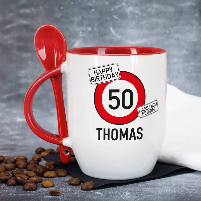 Rote Löffeltasse mit Verkehrszeichenmotiv als Geburtstagsgeschenk