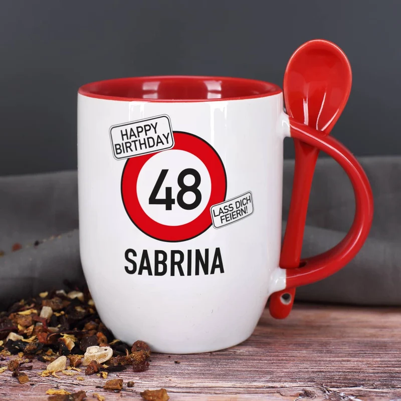 Rote Löffeltasse mit Verkehrszeichenmotiv als Geburtstagsgeschenk