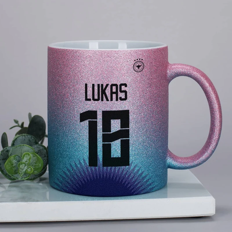 Glitzertasse in Fußballtrikot-Optik mit Name und Alter