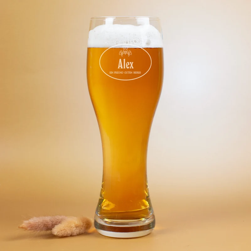 Weizenbierglas mit Wunschname - Ein Freund guten Bieres - 2 Größen wählbar