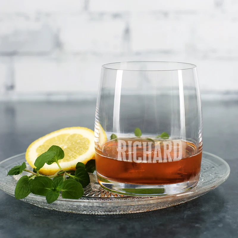 Modernes Whiskyglas mit schlichter Namensgravur
