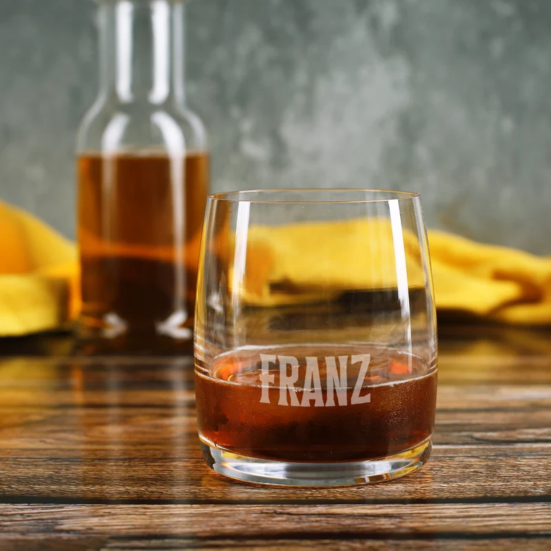 Modernes Whiskyglas mit schlichter Namensgravur
