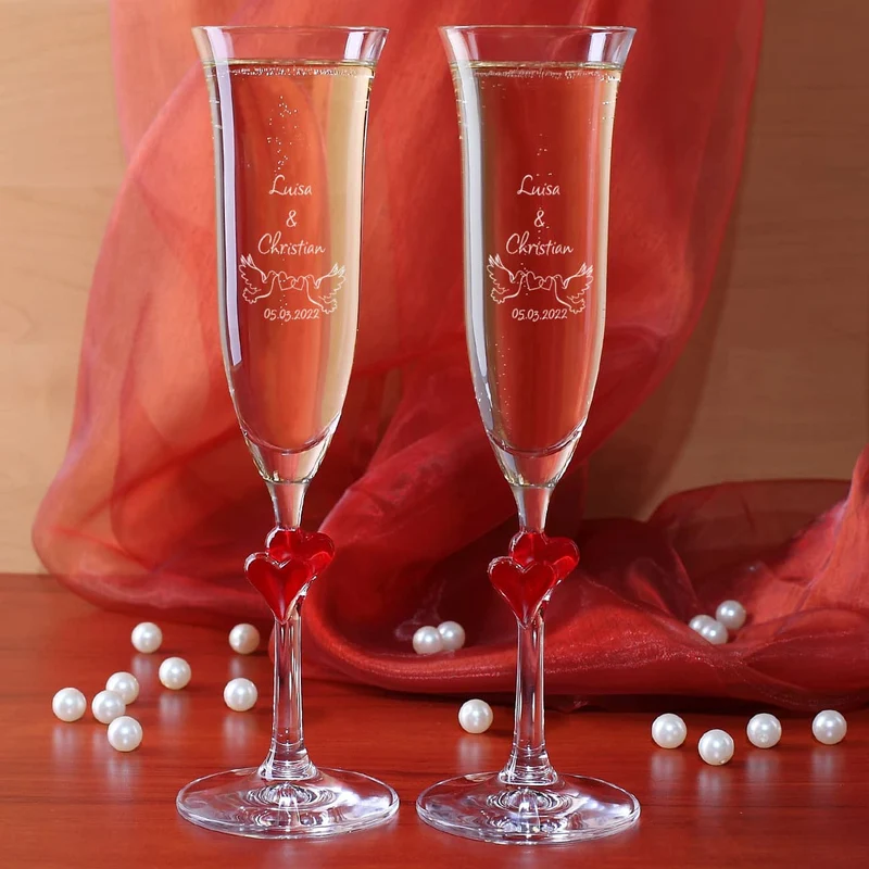 Zwei L'Amour Sektgläser zur Hochzeit mit Tauben und Ihren Wunschdaten graviert