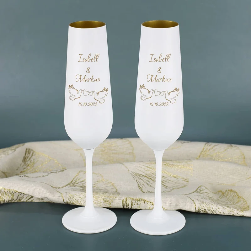 Sektgläser zur Hochzeit mit Taubenmotiv, Namen und Datum