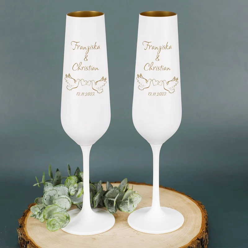 Sektgläser zur Hochzeit mit Taubenmotiv, Namen und Datum