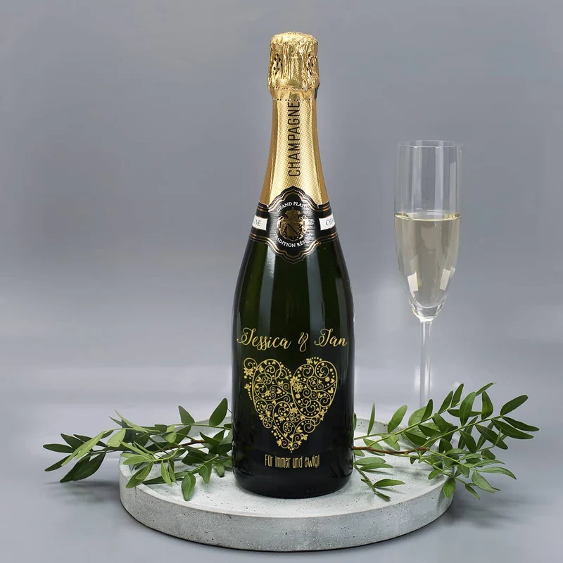 Persönlich gravierte Champagnerflasche mit Herz