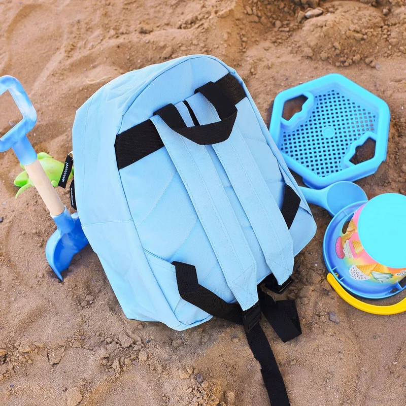 Hellblauer Kindergartenrucksack mit bunten Autos und Namensaufdruck