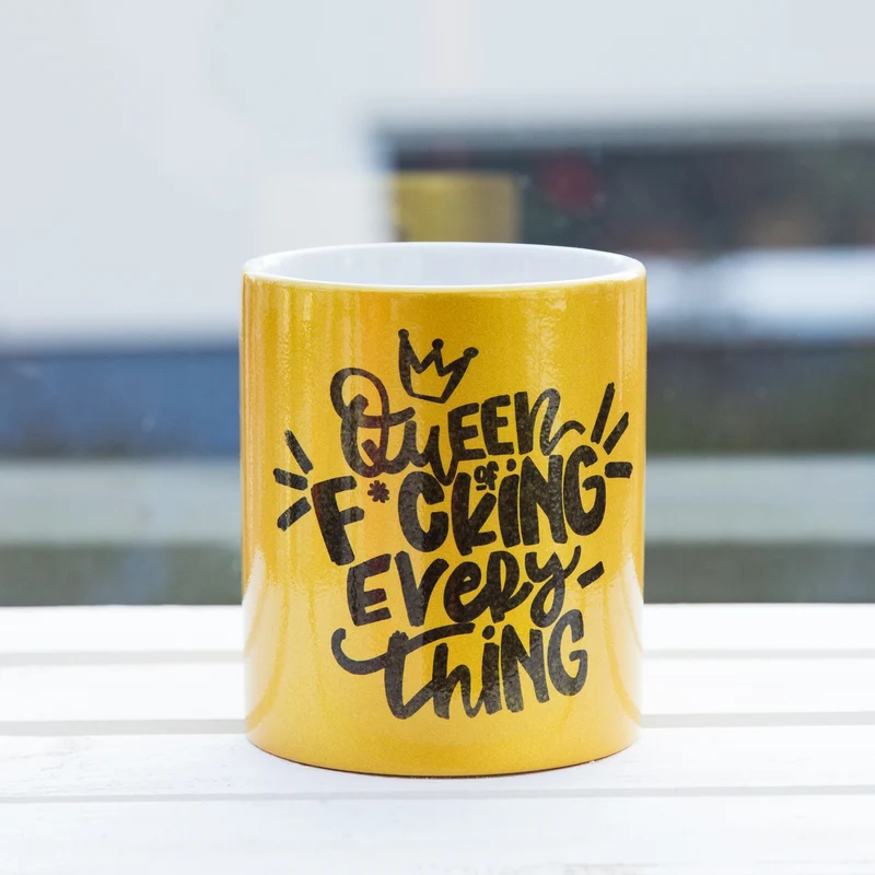 Gold Tasse "Queen of fucking everything"