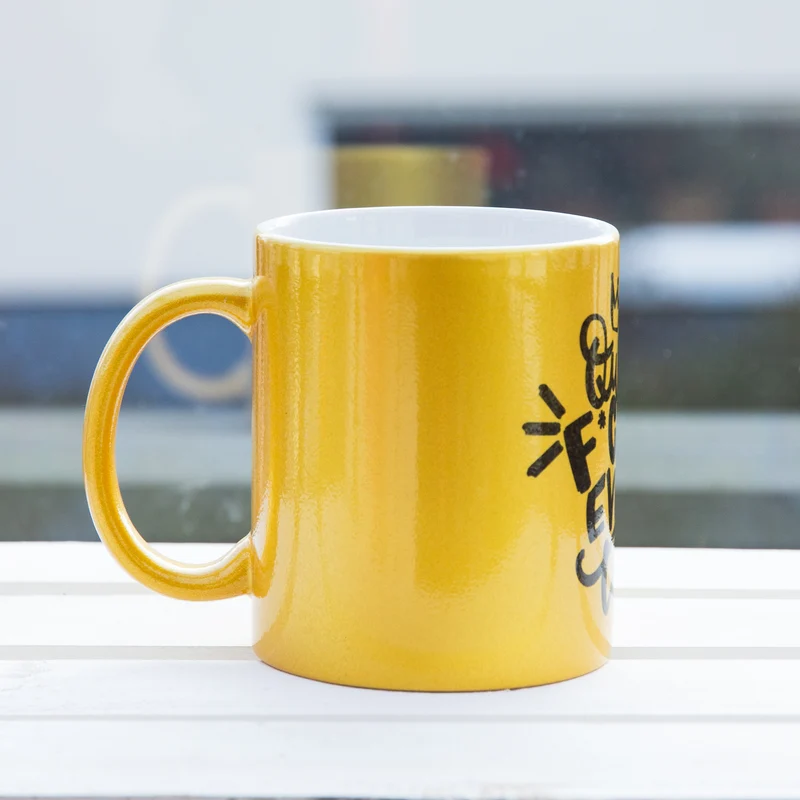 Gold Tasse "Queen of fucking everything"