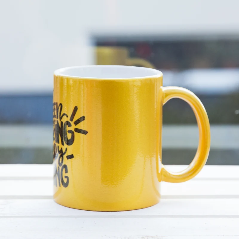 Gold Tasse "Queen of fucking everything"