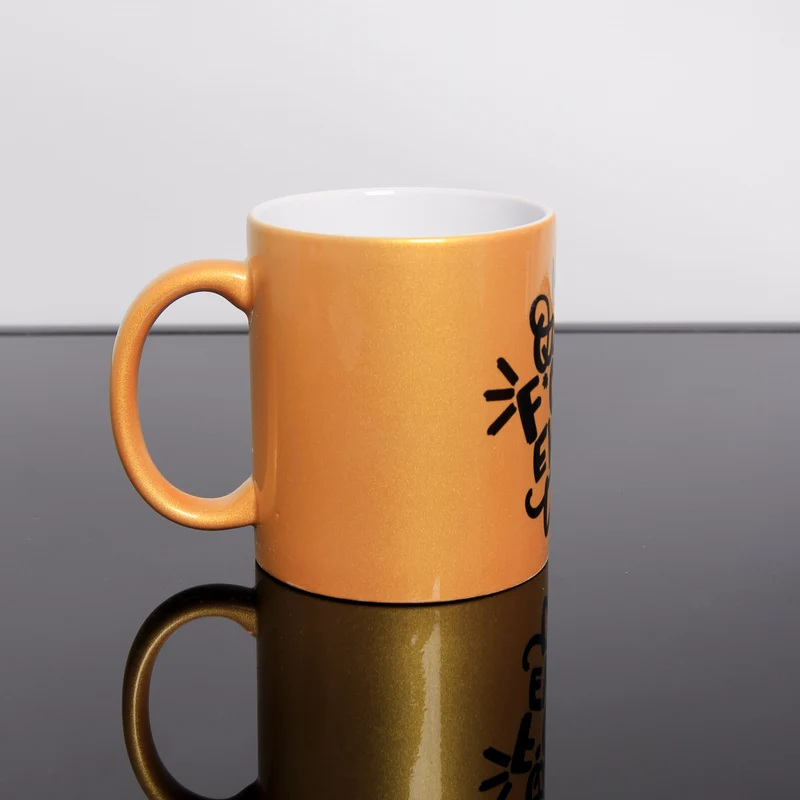 Gold Tasse "Queen of fucking everything"