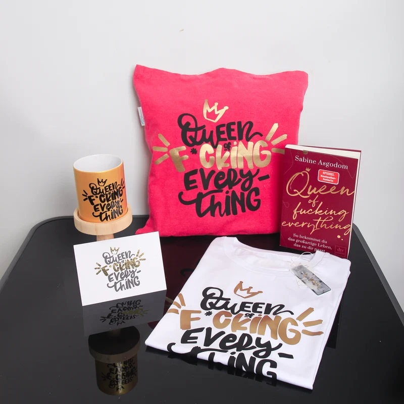Gold Tasse "Queen of fucking everything"