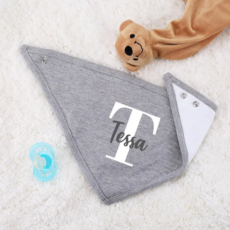 Halstuch für Babys mit Initiale und Namensaufdruck