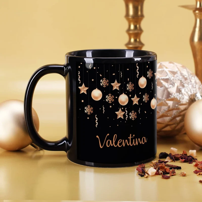 Schwarze Tasse mit Christbaumkugeln und Ihrem Wunschnamen bedruckt
