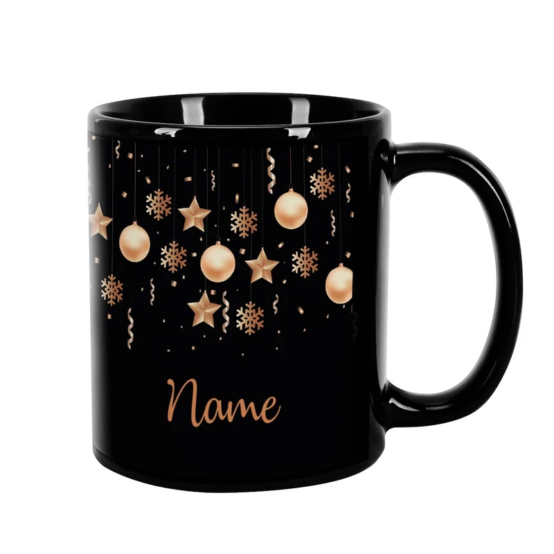 Schwarze Tasse mit Christbaumkugeln und Ihrem Wunschnamen bedruckt