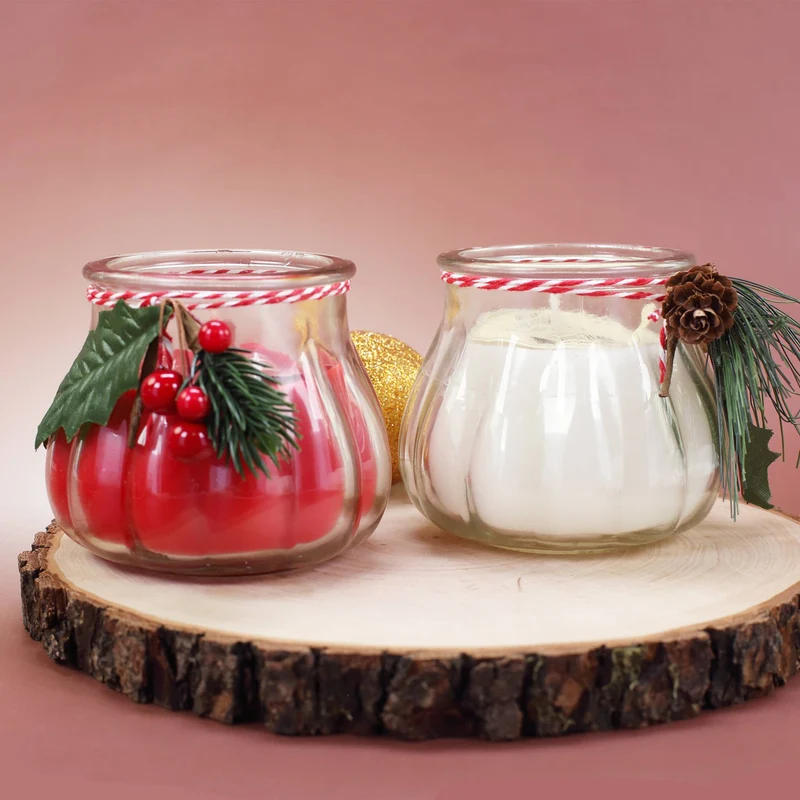 Kerze im Glas mit Weihnachtsdekoration - weiß oder rot