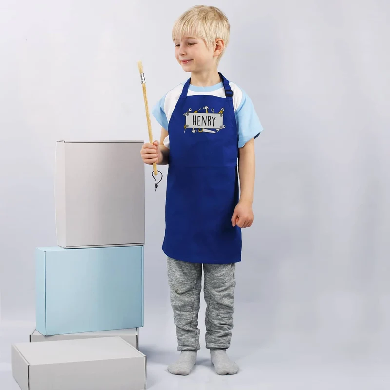 Blaue Werkenschürze für Kinder mit Handwerkermotiv und Namensaufdruck