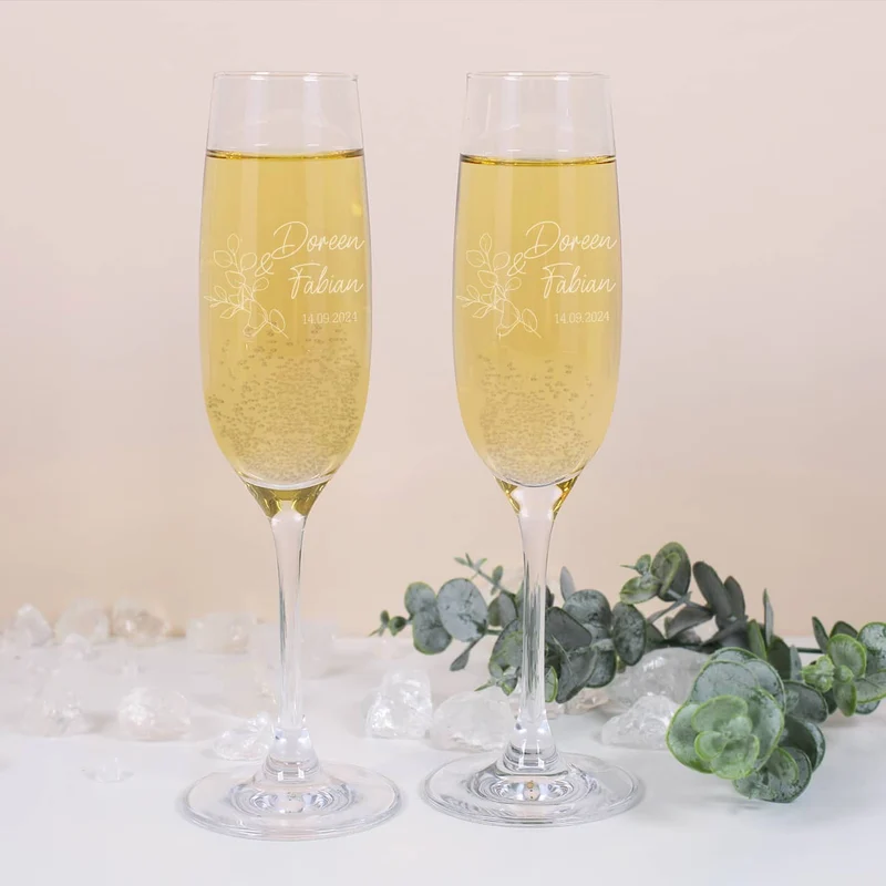 2 Sektgläser zur Hochzeit mit Eukalyptuszweig graviert