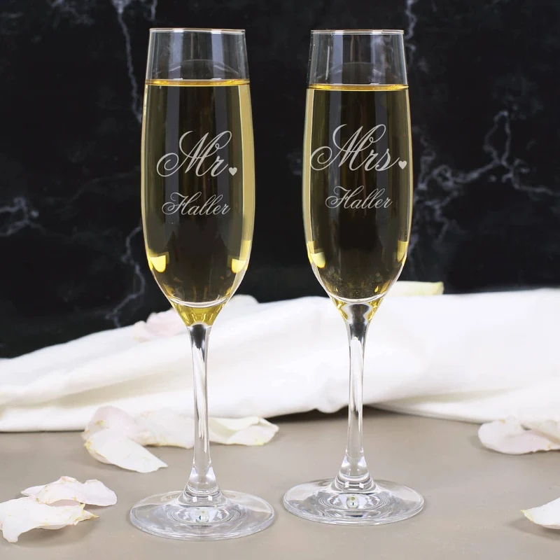 Zwei gravierte Sektgläser zur Hochzeit im Mr. & Mrs. Design