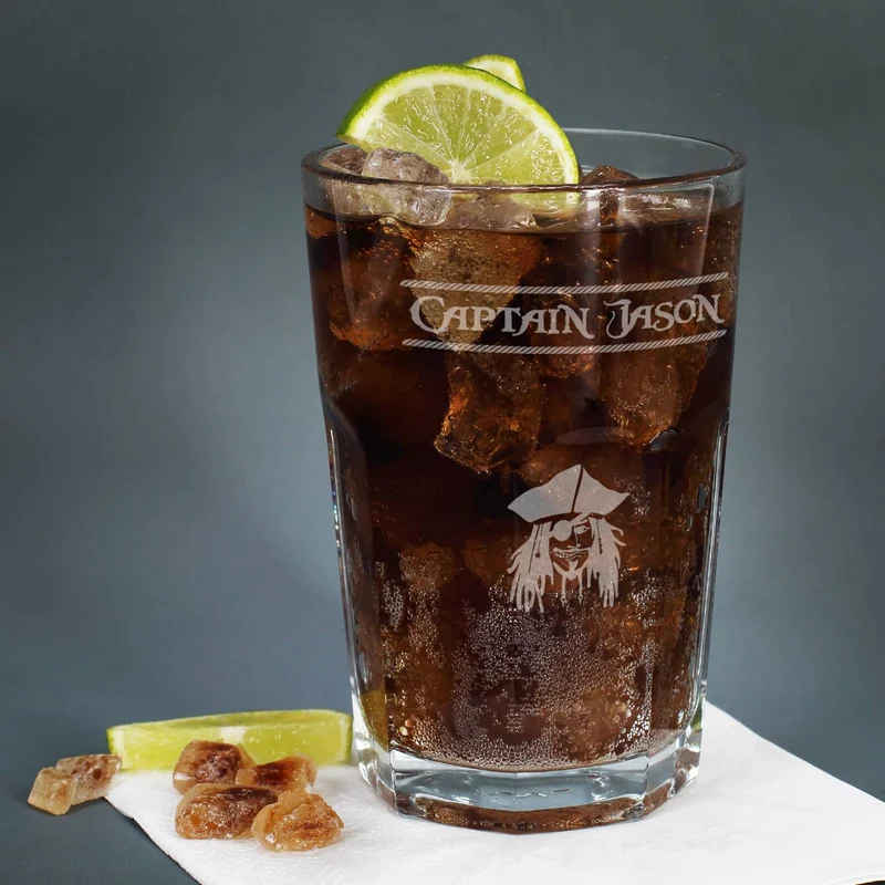 graviertes Longdrinkglas für Piraten mit Name des Captains