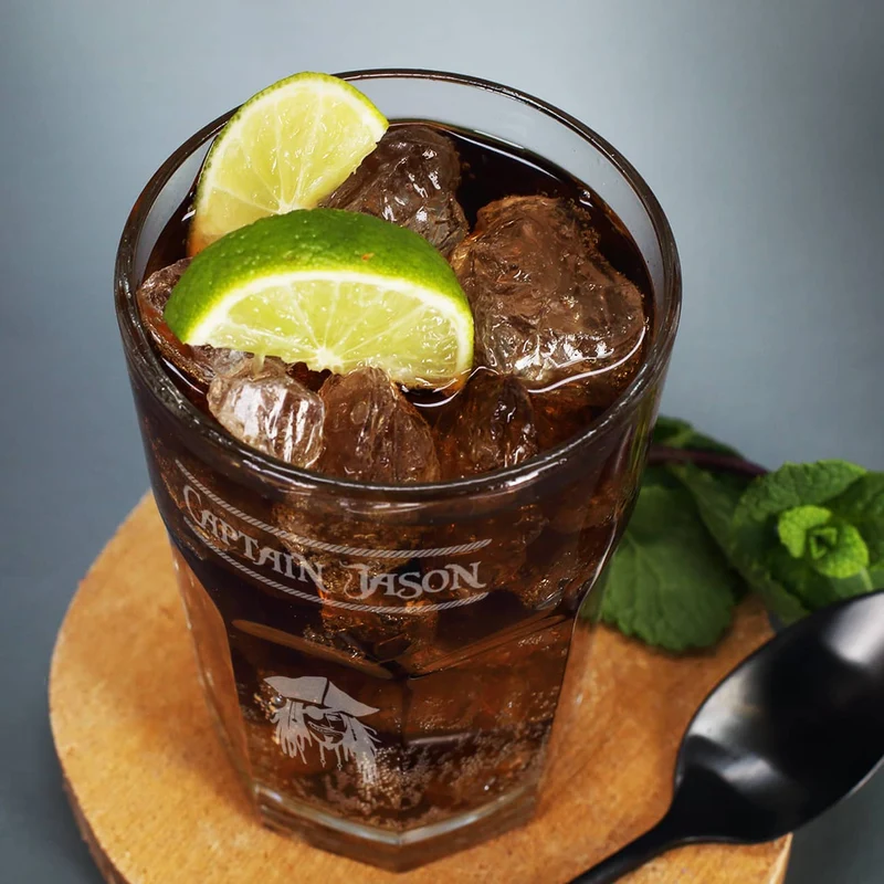 graviertes Longdrinkglas für Piraten mit Name des Captains